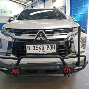 Mitsubishi Pajero with Front Bumper And Rear Bumper Razor 4X4 MAS comb black and red version