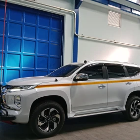 Galeri Mitsubishi Pajero with Front Bumper And Rear Bumper Razor 4X4 MAS comb black and red version 4 ~blog/2025/7/9/whatsapp_image_2025_07_02_at_10_09_17