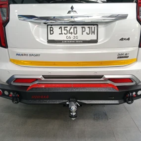 Galeri Mitsubishi Pajero with Front Bumper And Rear Bumper Razor 4X4 MAS comb black and red version 5 ~blog/2025/7/9/whatsapp_image_2025_07_02_at_10_09_18
