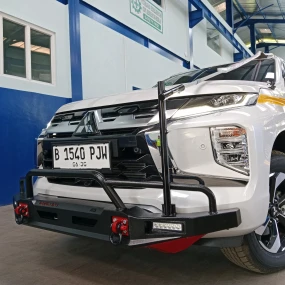 Galeri Mitsubishi Pajero with Front Bumper And Rear Bumper Razor 4X4 MAS comb black and red version 2 ~blog/2025/7/9/whatsapp_image_2025_07_02_at_10_09_20